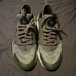 Nike youth Huaraches